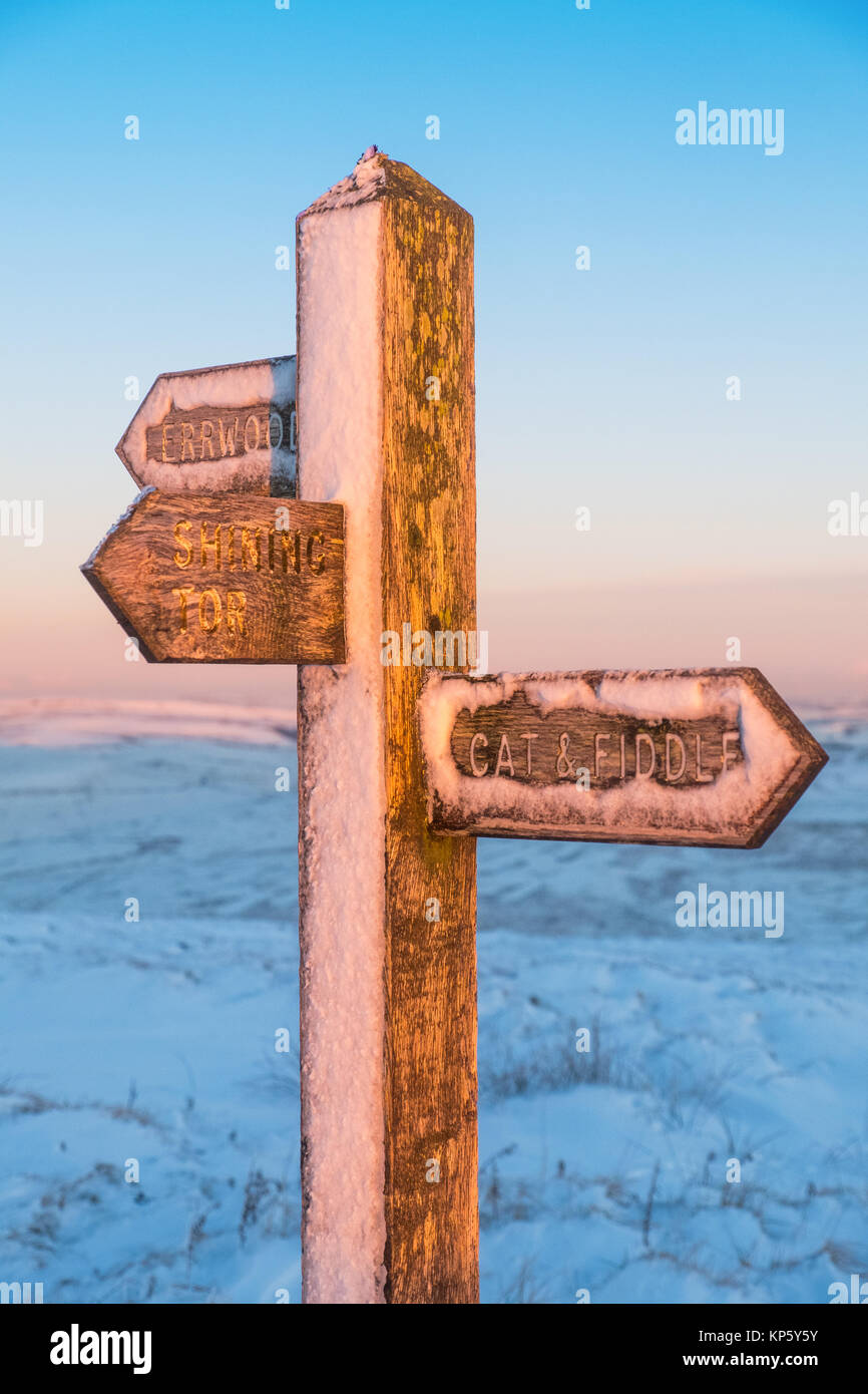 Coperta di neve dito post / sentiero segno per Shining Tor, Errwood e il gatto di fiddle e nel Parco Nazionale di Peak District Foto Stock