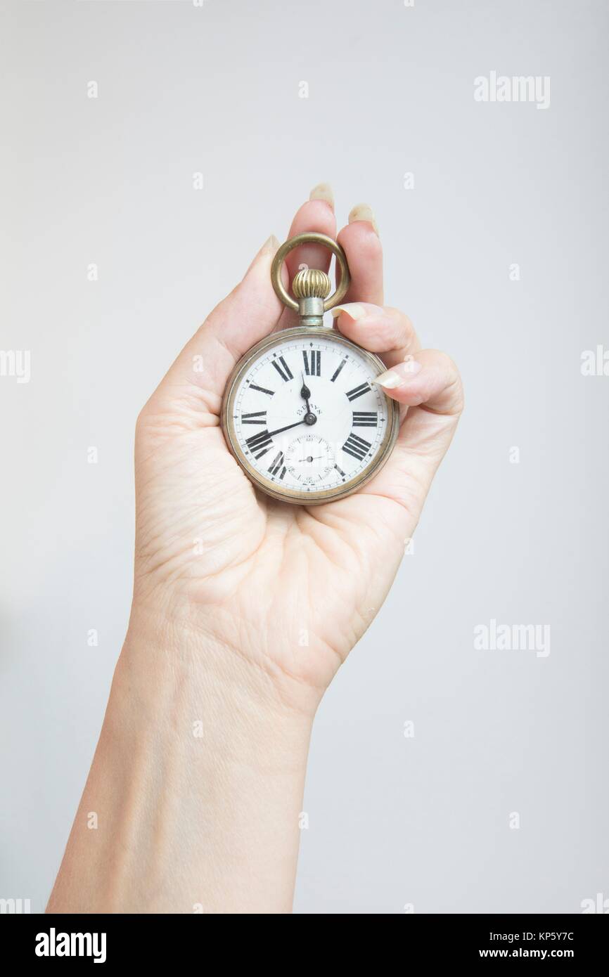 Mano che tiene un antico orologio da tasca Foto stock Alamy