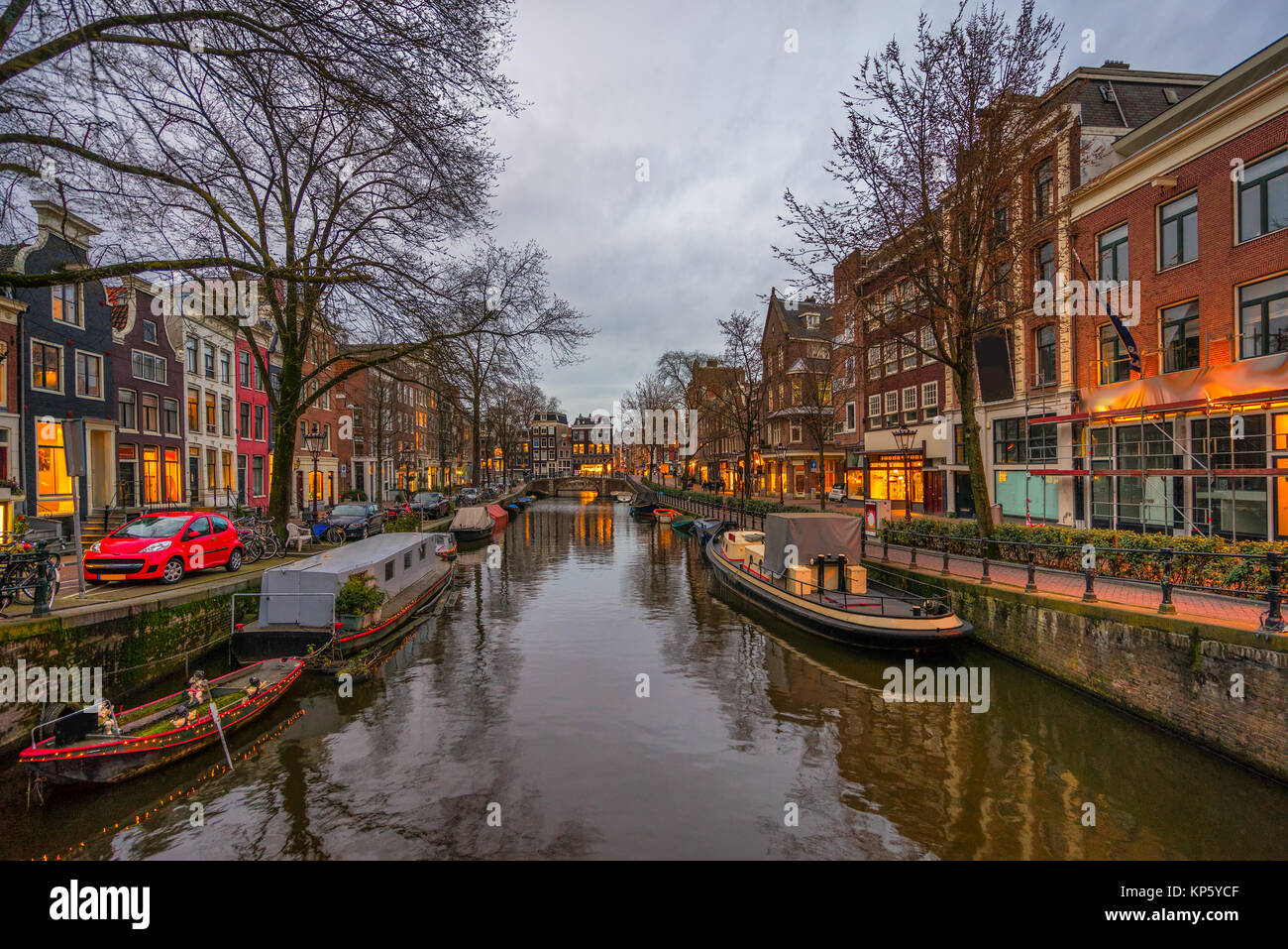 Sera vista sulla città di Amsterdam e i Paesi Bassi con il fiume Amstel Foto Stock