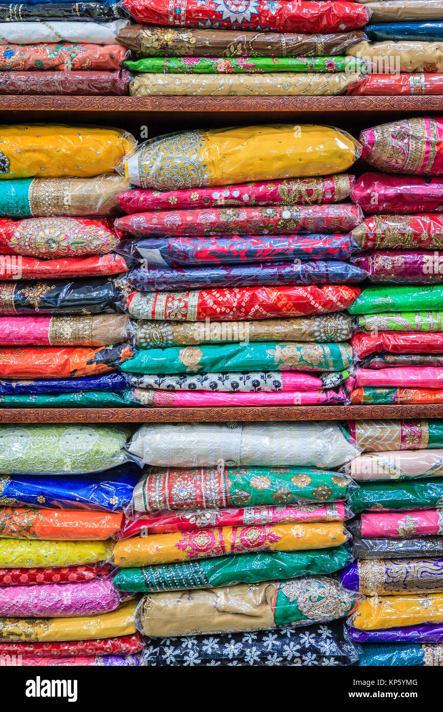 Colorato pashminas presso un negozio indiano a Dubai la città vecchia Foto Stock
