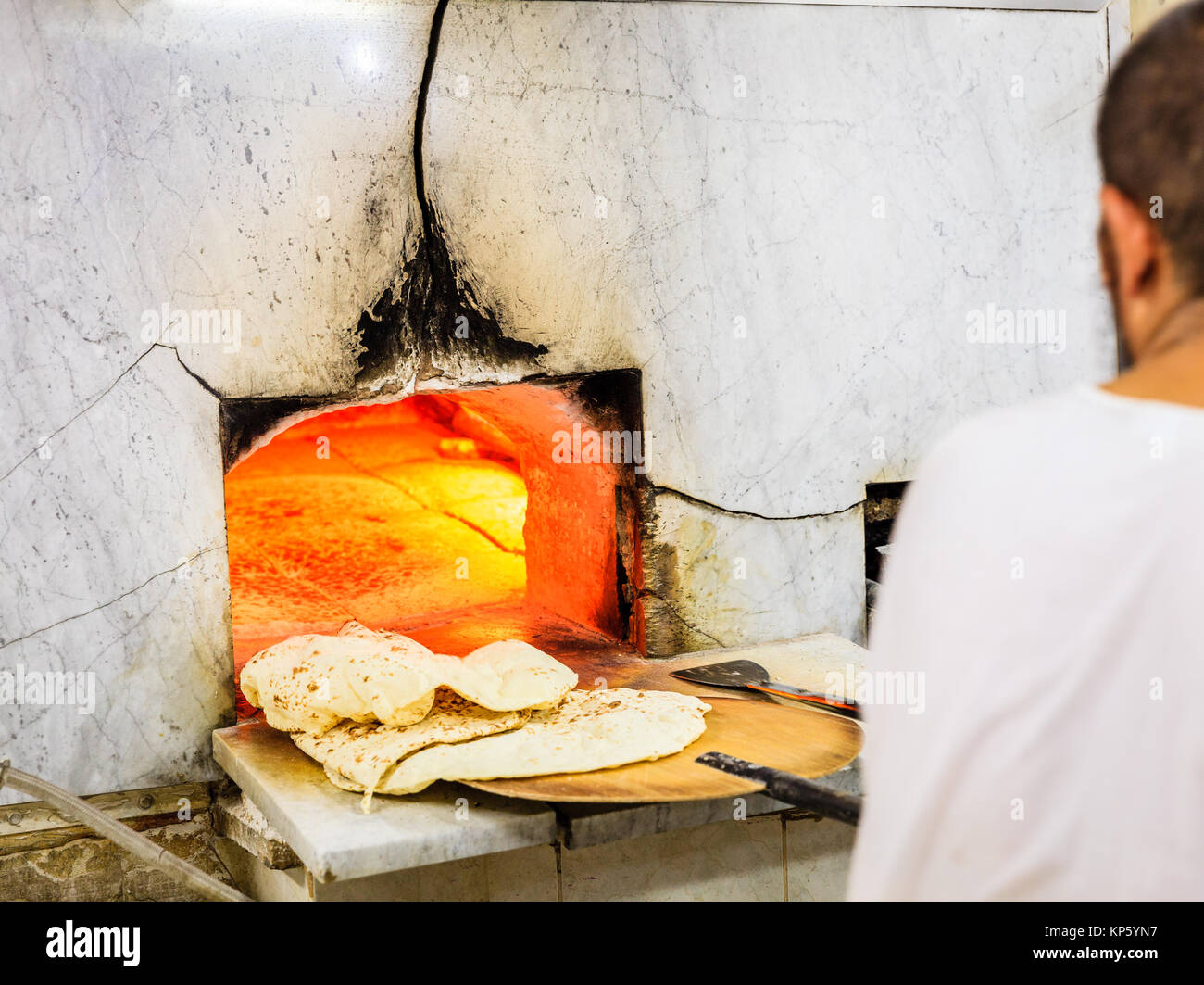 La cottura tradizionale arabo flatbread in una pasticceria a Dubai la Città Vecchia Foto Stock