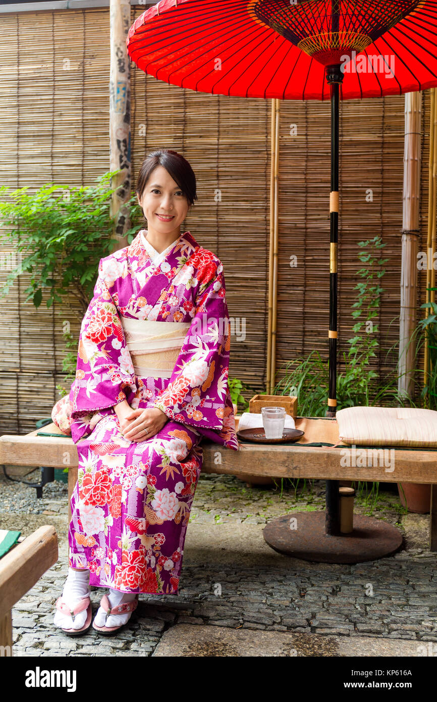 Donna con abiti kimono e seduto in casa da tè Foto stock - Alamy