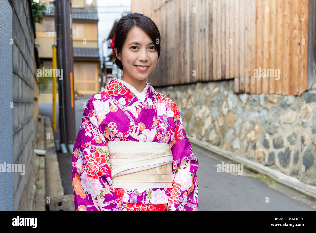 Donna Giapponese con kimono medicazione in Kyoto Foto stock - Alamy