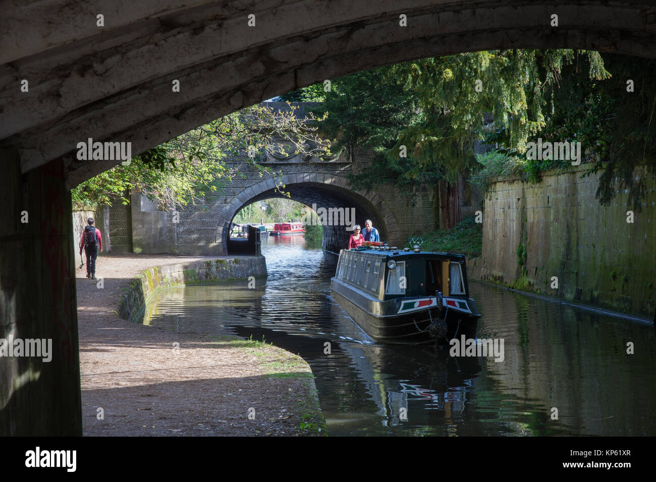 Alzaia sul Kennet and Avon Canal passando attraverso il centro della citta' Georgiana di Bath sotto Bagno elegante pietra costruito ponti - Somerset REGNO UNITO Foto Stock