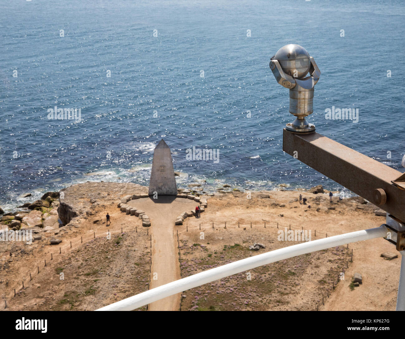 Trinity House obelisco e marcatore di terra vista dal ponte di osservazione di Portland Bill lighthouse in Dorset Regno Unito con un acciaio inossidabile luce collegata Foto Stock