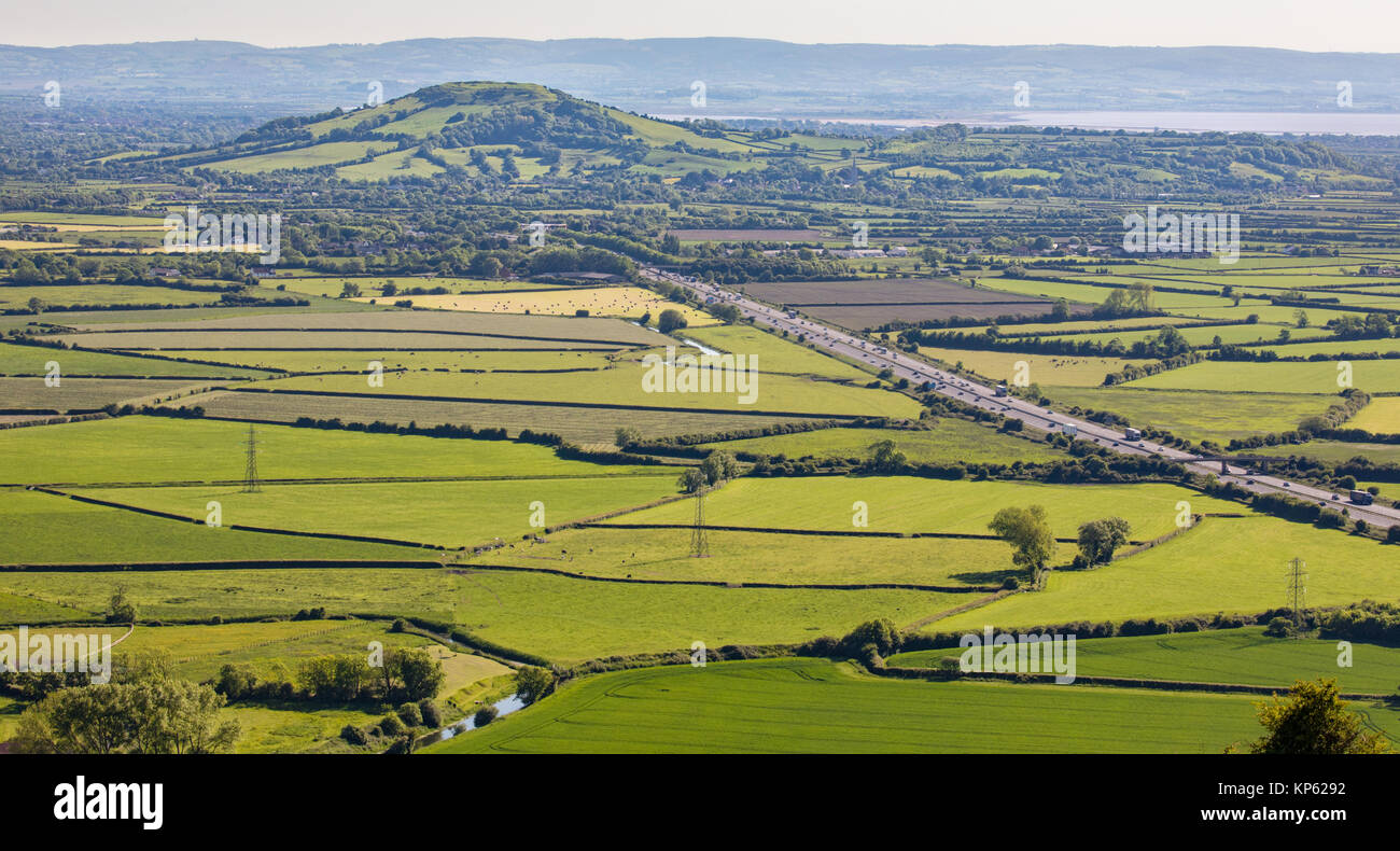 Vista del Somerset livelli verso il Brent Knoll e Bridgewater Bay con l'autostrada M5 in primo piano - Somerset REGNO UNITO Foto Stock