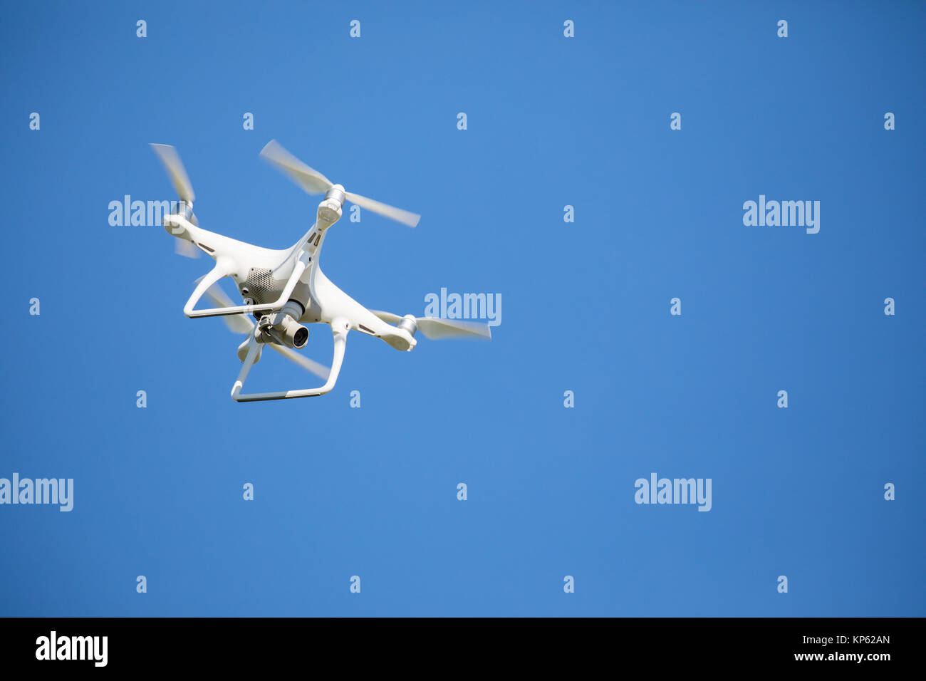 Bianco fotografia drone in volo contro un cielo blu chiaro Foto Stock