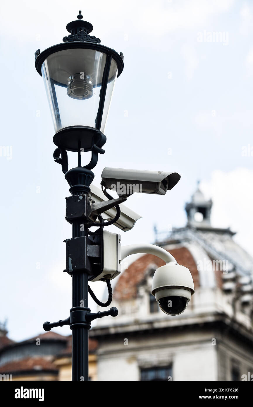 Videocamera di sorveglianza installata su un palo di illuminazione Foto Stock