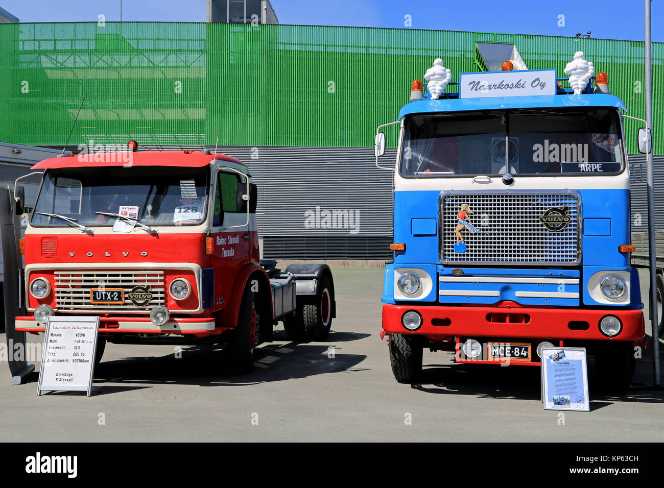 HELSINKI, Finlandia - 11 giugno 2015: Classic Volvo Trucks, da sinistra F88 anno 1971 e FB88 anno 1968 al trasporto logistico 2015. Foto Stock