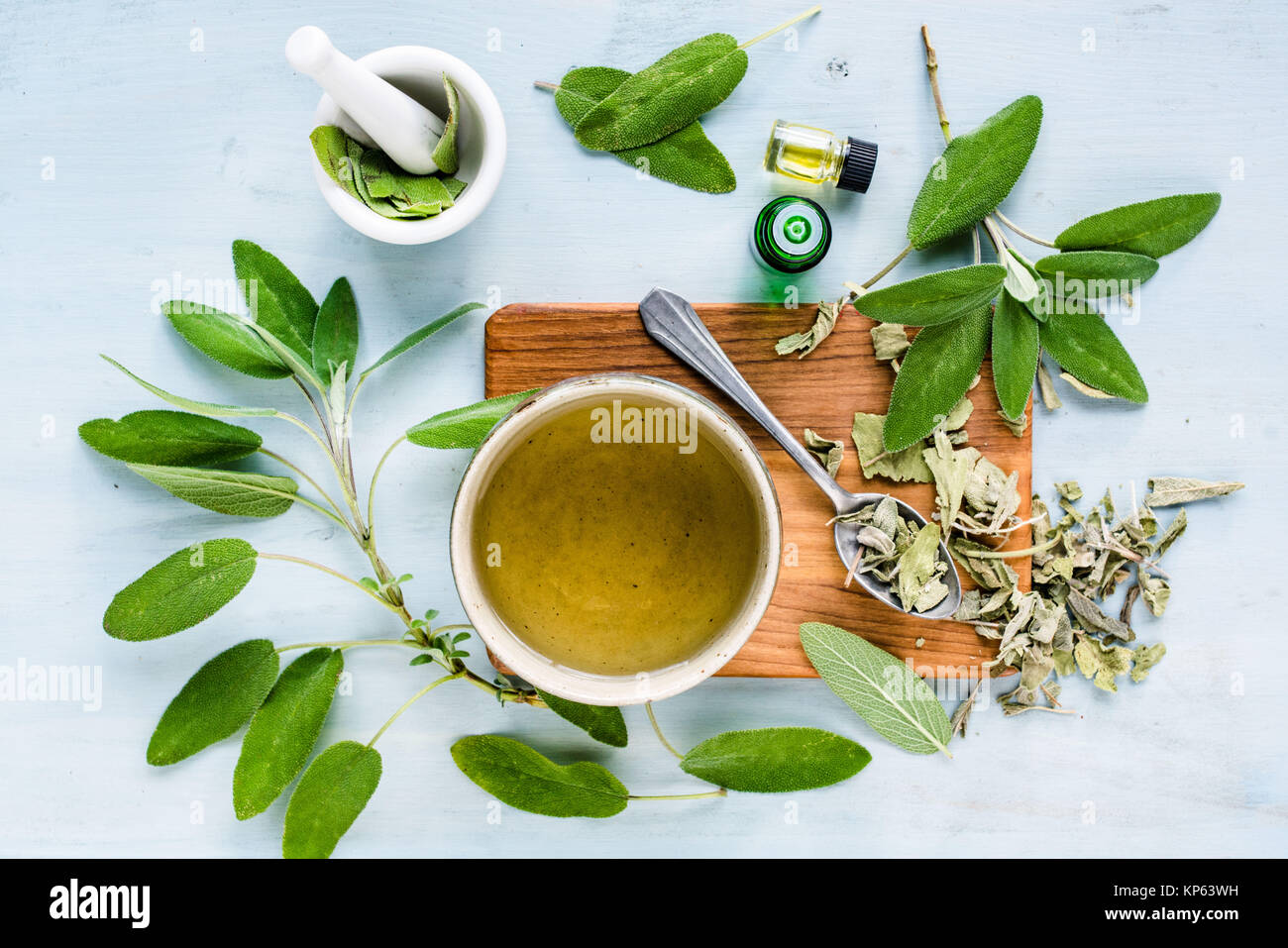 Salvia (Salvia officinalis) olio essenziale e tè. Foto Stock