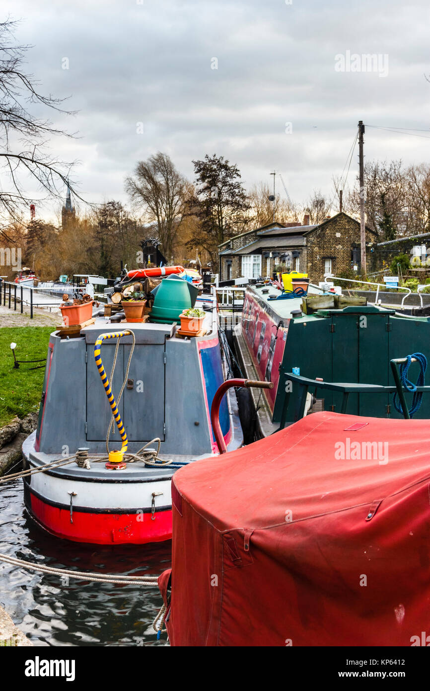 Narrowboats ormeggiato a St Pancras serratura, Regent's Canal, Londra, Regno Unito, 2012 Foto Stock