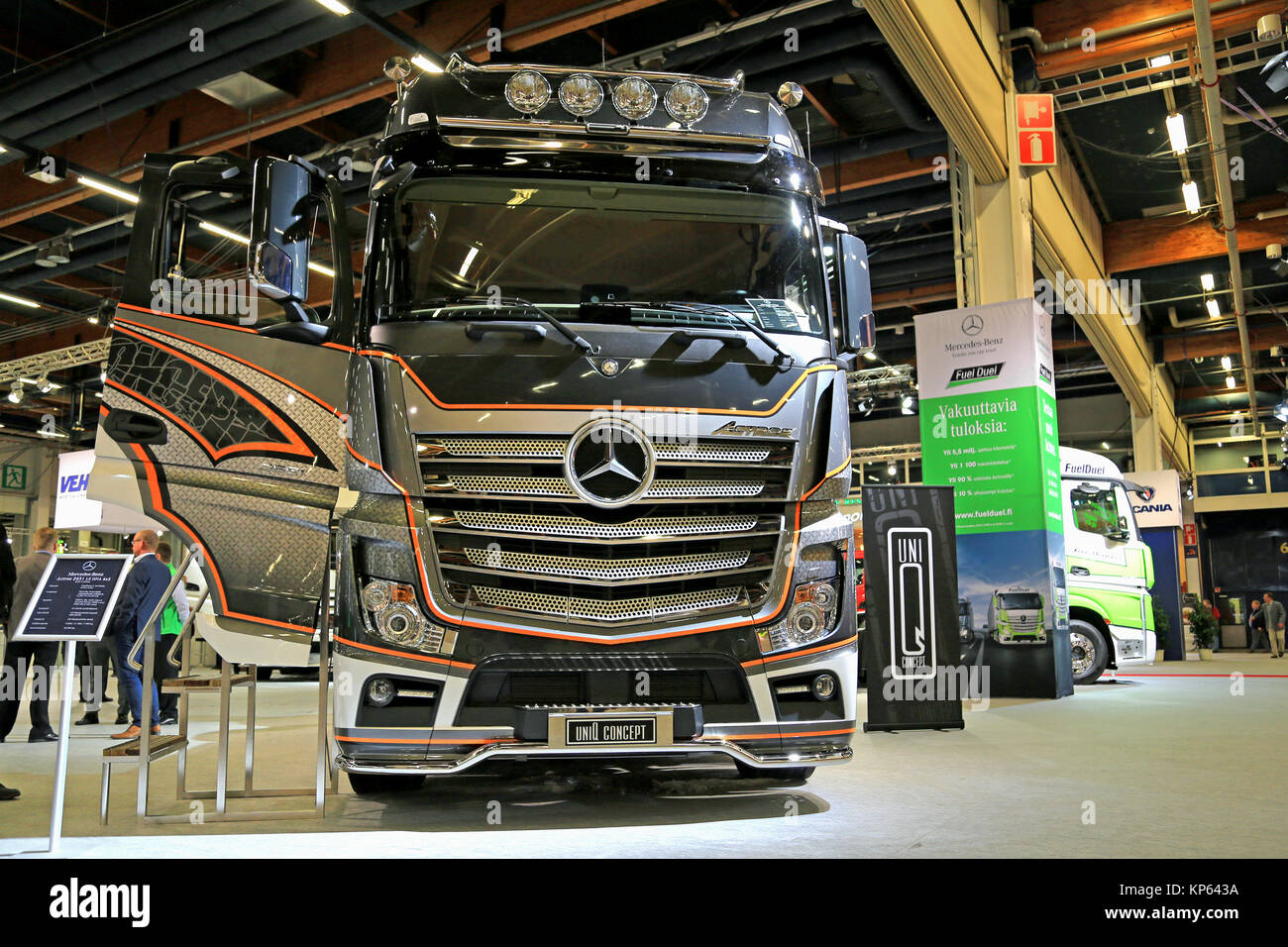 HELSINKI, Finlandia - 11 giugno 2015: Mercedes-Benz La Finlandia presenta MB Actros 2651 DNA LS 6x2 Uniq concetto carrello a trasporti Logistica 2015. Foto Stock