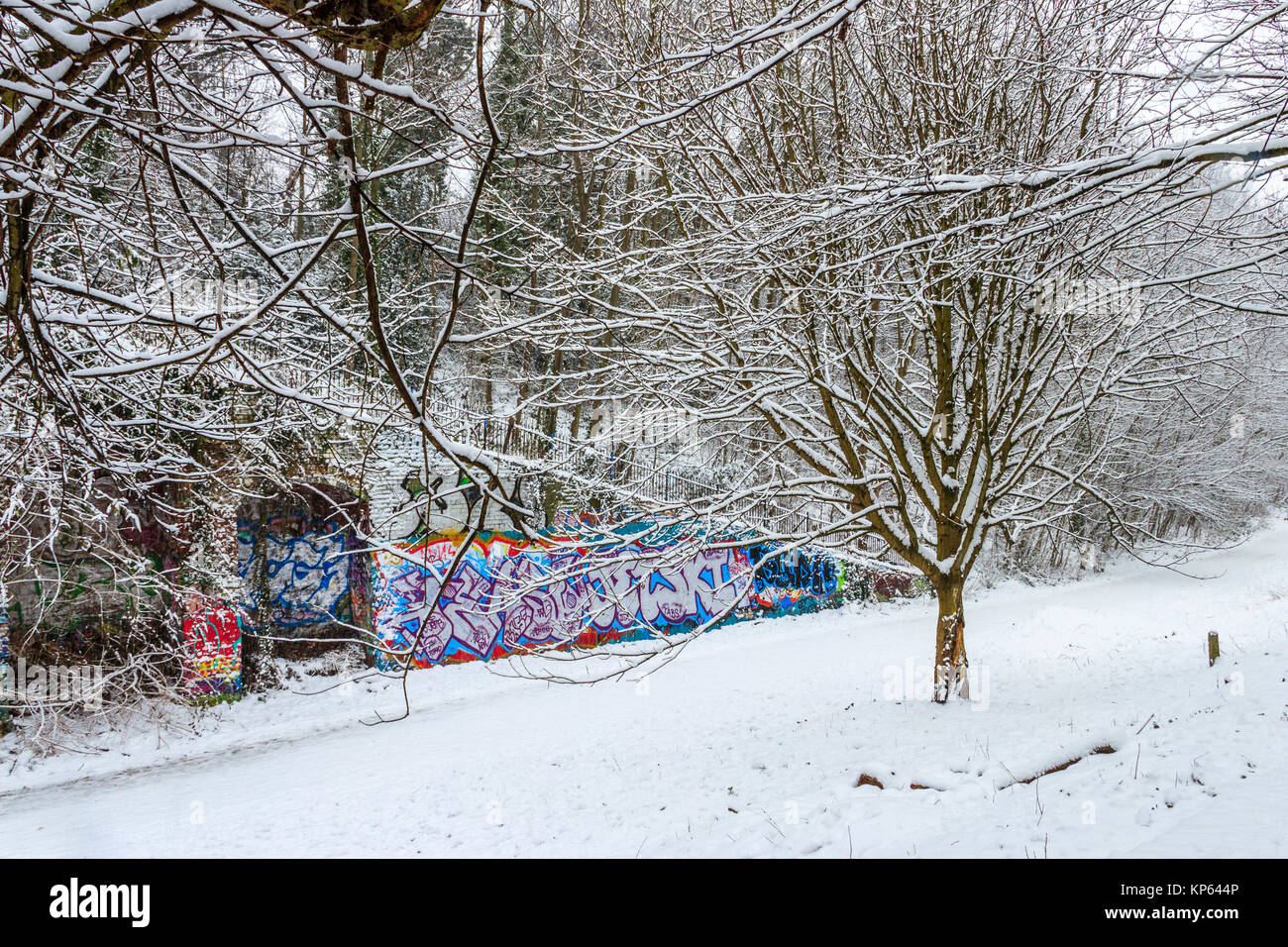 Neve sul Parco a piedi, una in disuso la linea ferroviaria, ora una zona di conservazione, a nord di Londra, Regno Unito Foto Stock