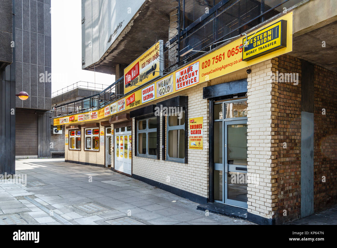 Un payday loan agenzia in Archway Mall (ora ristrutturato come un M&S negozio di alimentari), a nord di Islington, Londra, Regno Unito, 2013 Foto Stock