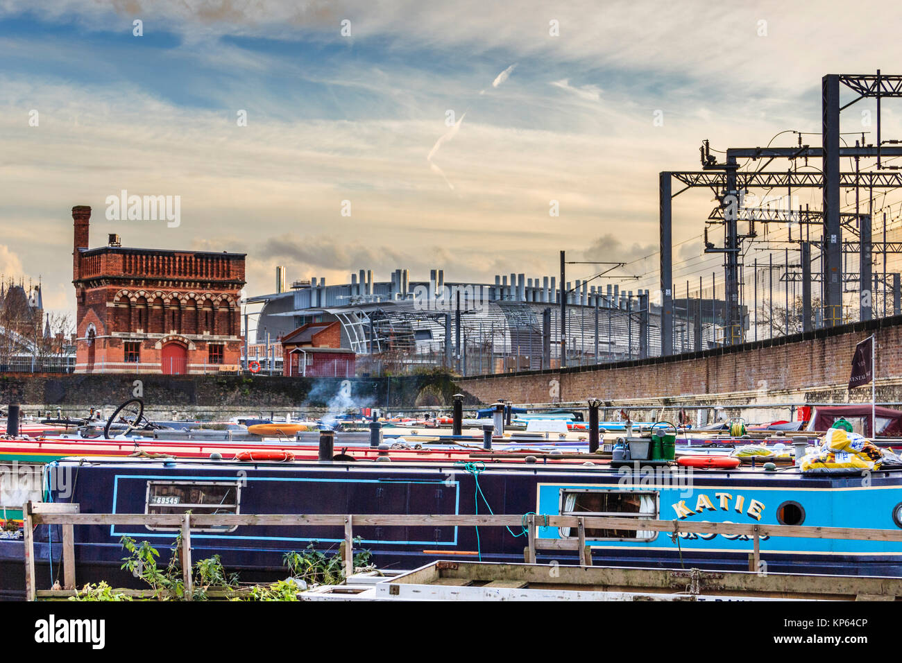 Il Victorian Water Tower e la stazione ferroviaria internazionale di St Pancras Station da St Pancras serratura, Regent's Canal, Londra, Regno Unito, 2015 Foto Stock