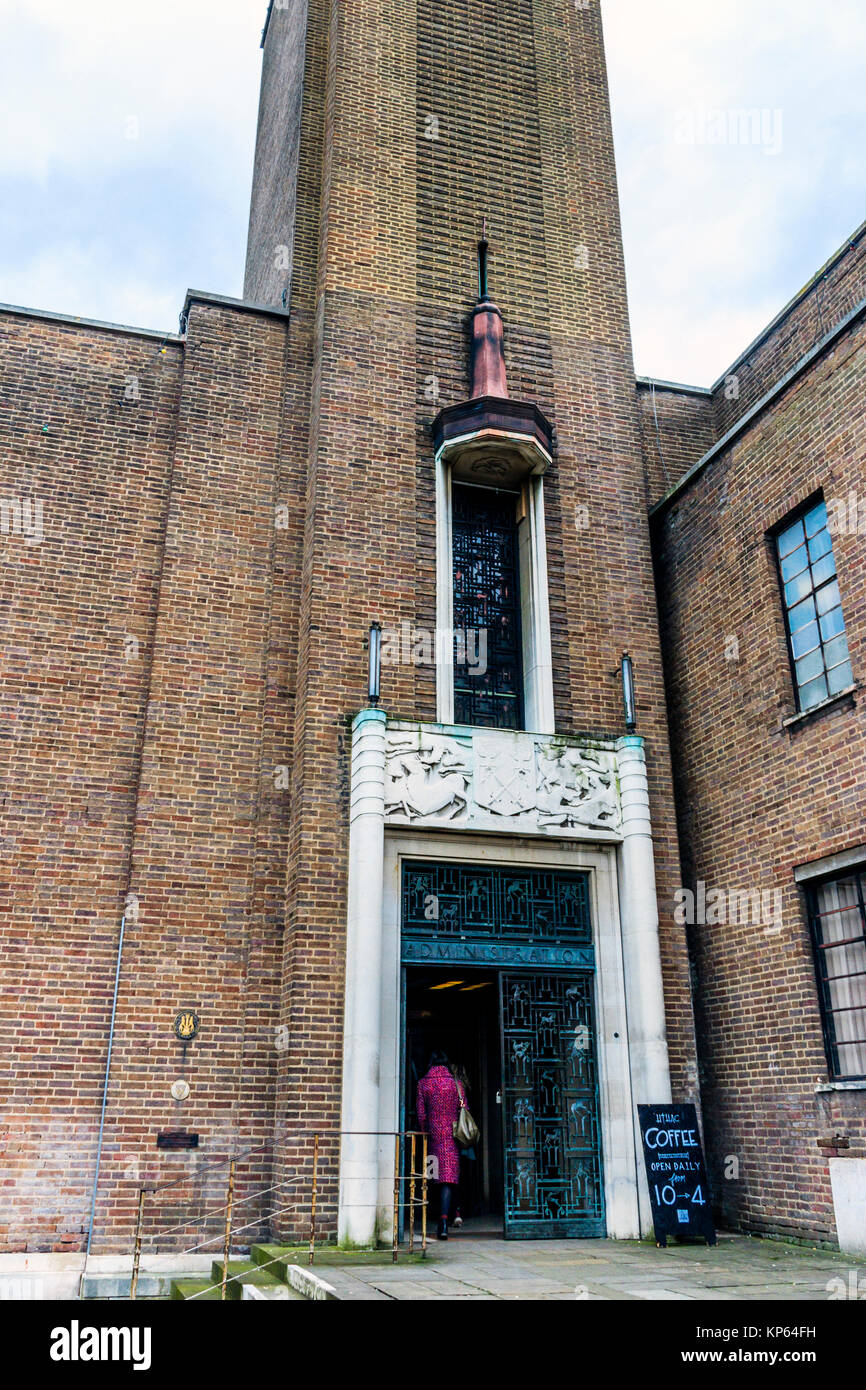Il municipio di Hornsey, progettato in stile modernista da Reginald Uren e costruito nel 1935, ora sede di Crouch End, Londra, Regno Unito. Foto Stock