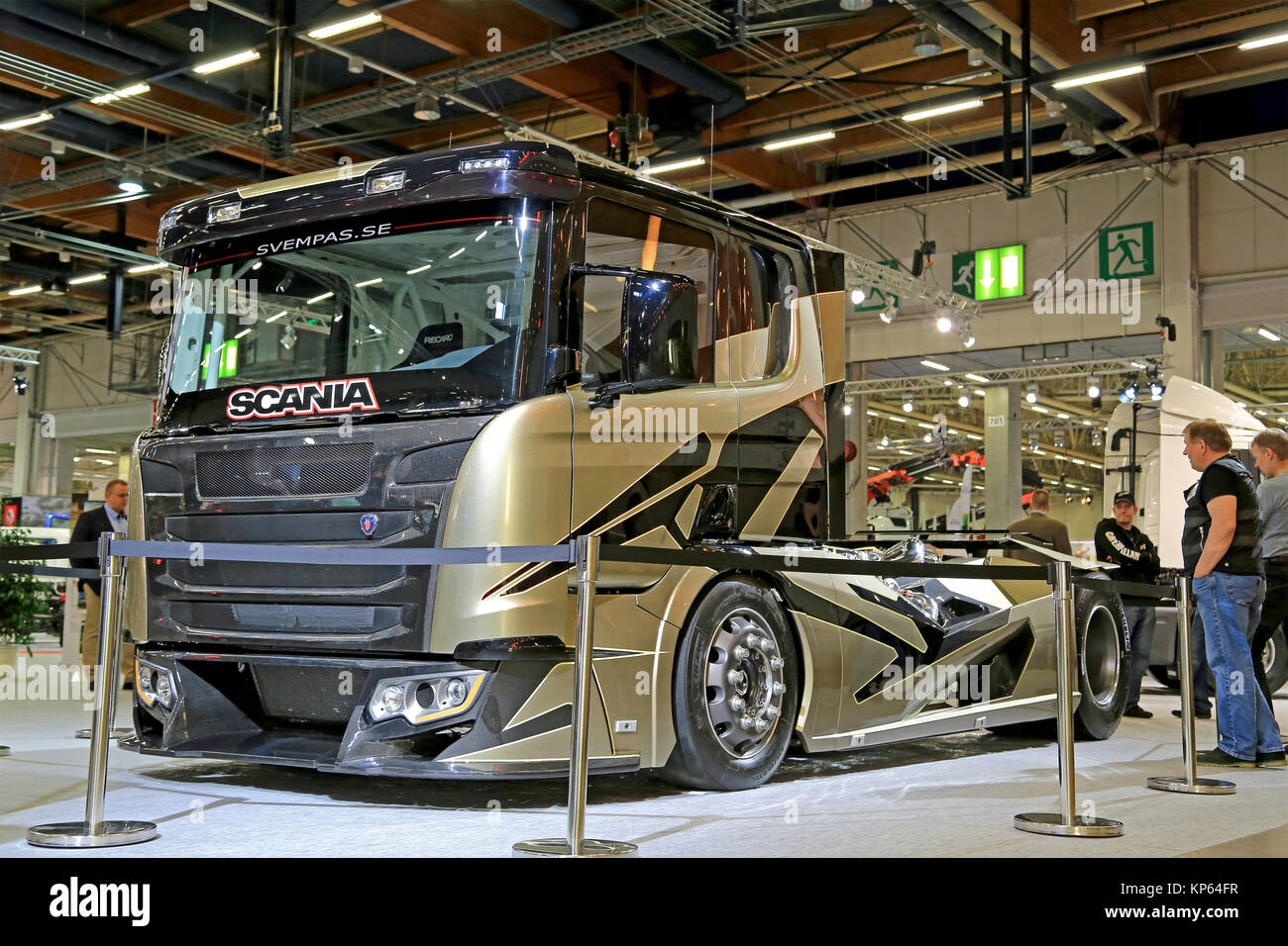 HELSINKI, Finlandia - 11 Giugno 2015 : Scania Chimera Visualizza carrello di Svempa Bergendahl con Scania V8 16.4 L motore sul display al trasporto logistico 2015 Foto Stock