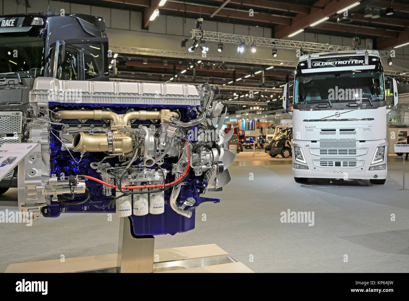 HELSINKI, Finlandia - 11 giugno 2015: Volvo Trucks visualizza il D13K540 Euro 6 motore diesel a trasporto logistico 2015. Foto Stock