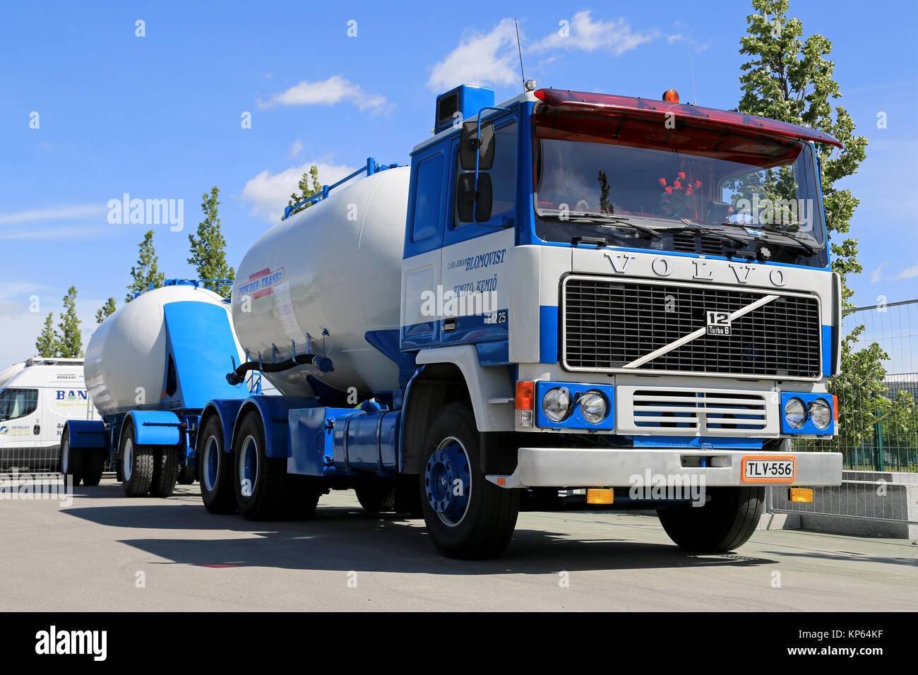 HELSINKI, Finlandia - 11 giugno 2015: Classic Volvo F1225 pieno in combinazione con il rimorchio per il trasporto alla rinfusa al trasporto logistico 2015. Foto Stock