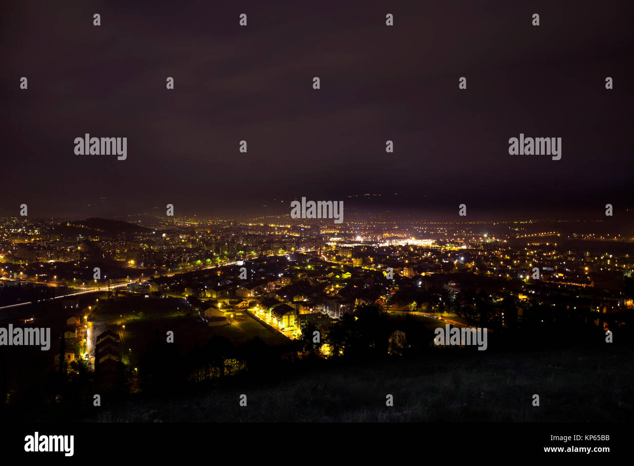 Vista panoramica di Podgorica di notte Foto Stock