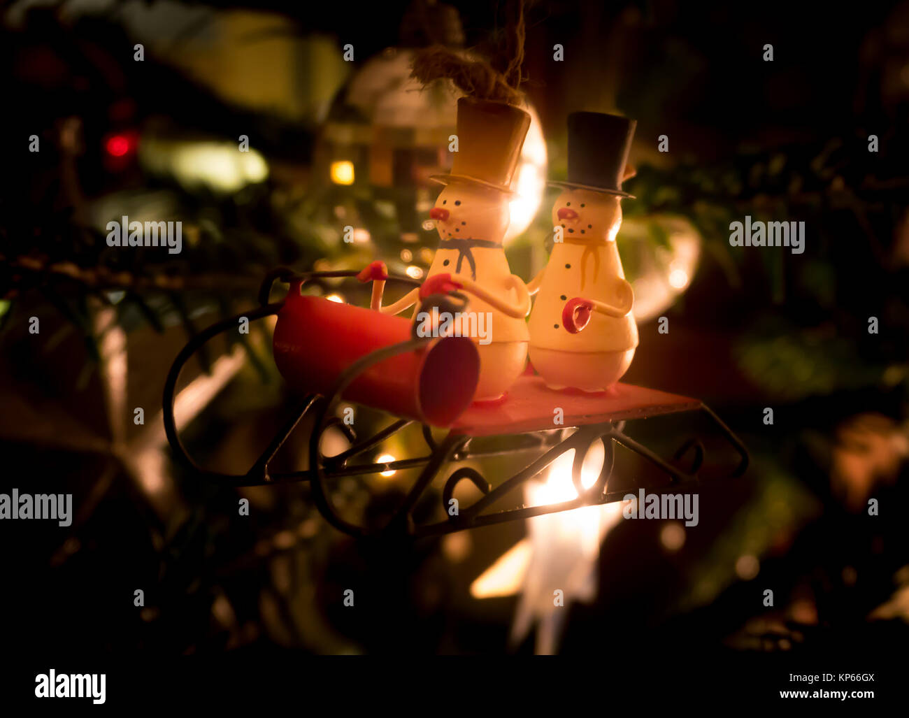 Tradizionale struttura ad albero di natale decorazione, due pupazzi di neve nella parte superiore cappelli su una slitta Foto Stock