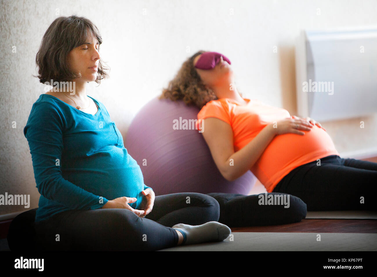 YOGA prenatale Foto Stock