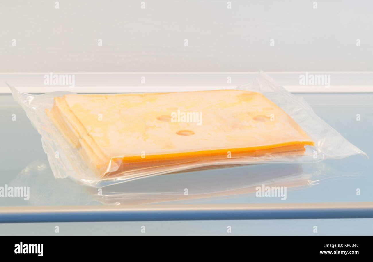 Formaggio in frigo aperta concetto. Foto Stock