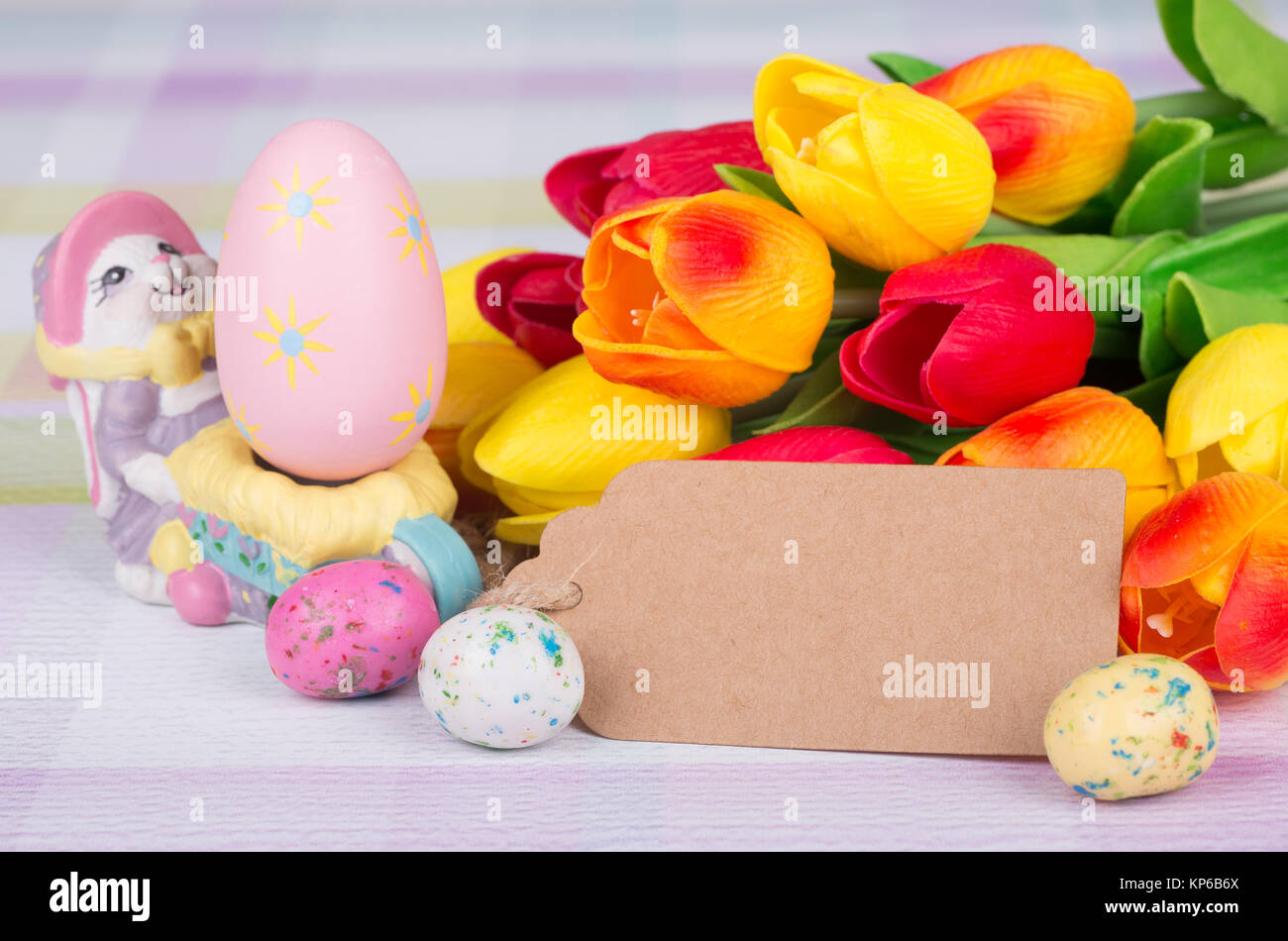 Colorata decorazione di Pasqua con la caramella tulipani e dipinto di uovo Foto Stock