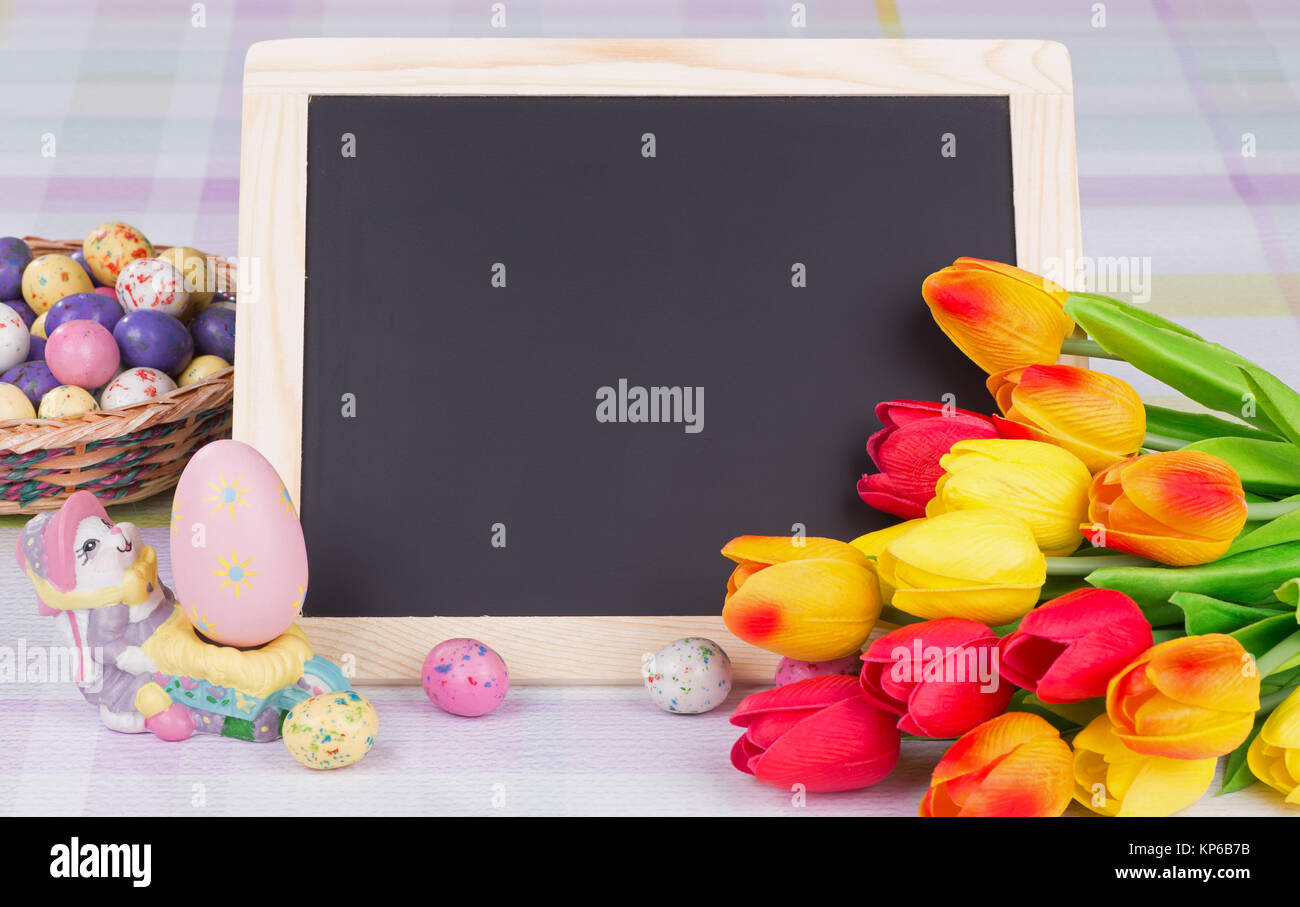 Colorata decorazione di Pasqua con la caramella, tulipani e dipinto di uovo Foto Stock