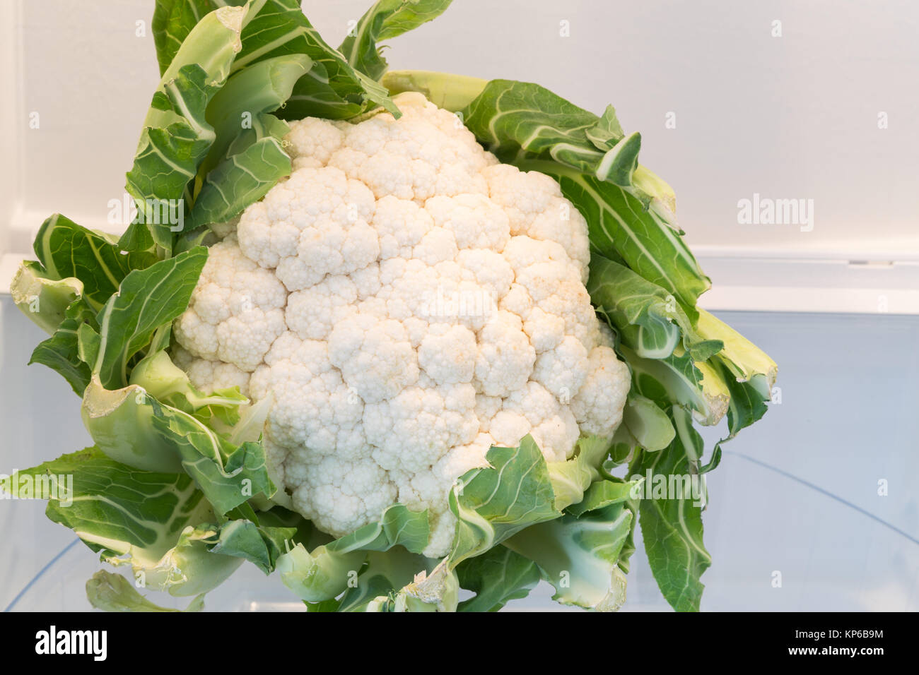 Il cavolfiore in frigo aperta concetto. Foto Stock