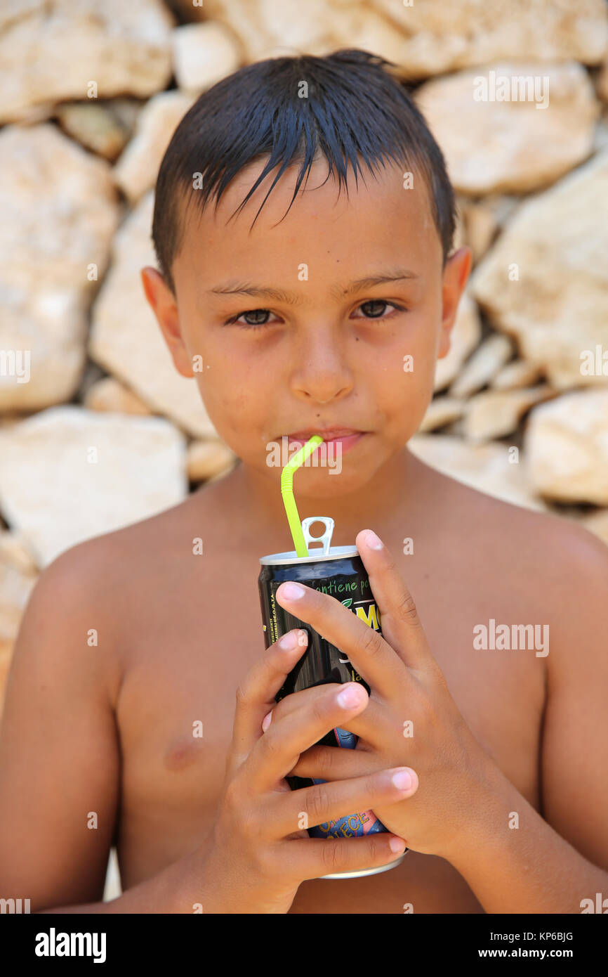 9-anno-vecchio ragazzo di bere. Foto Stock