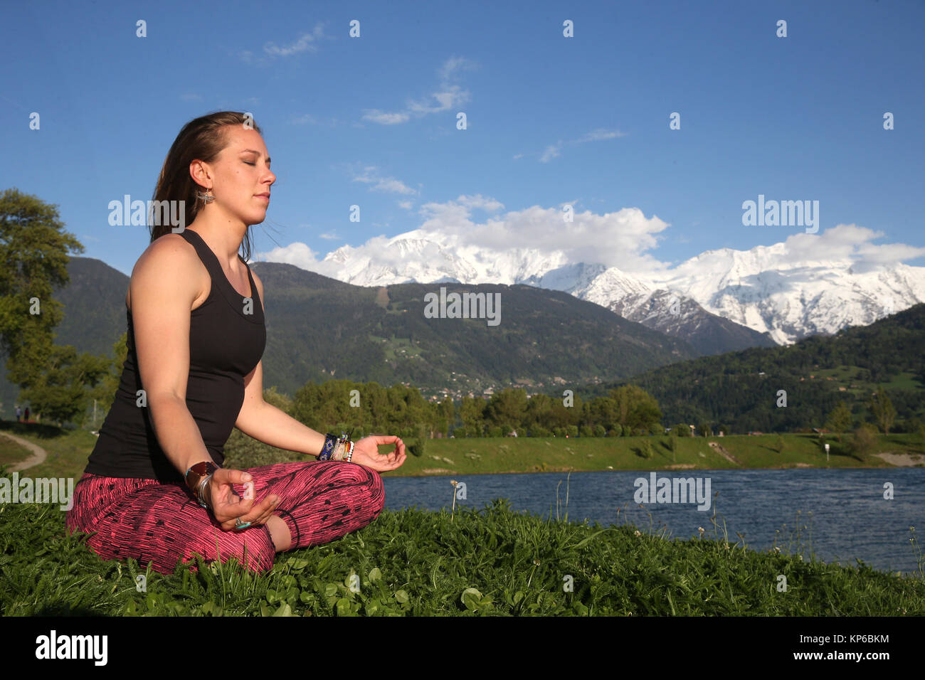 Sulle Alpi francesi. Del massiccio del Monte Bianco. Donna fare yoga meditazione sulla montagna. La Francia. Foto Stock