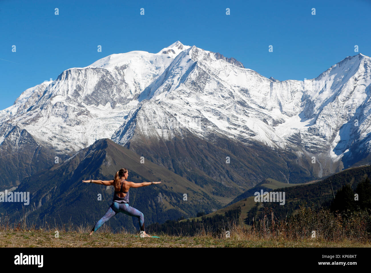 Sulle Alpi francesi. Del massiccio del Monte Bianco. Donna fare yoga meditazione sulla montagna. Saint-Gervais. La Francia. Foto Stock