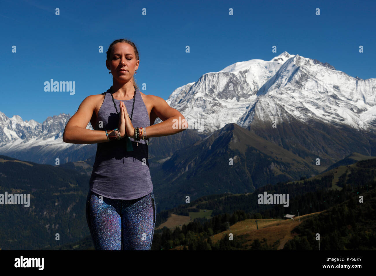 Sulle Alpi francesi. Del massiccio del Monte Bianco. Donna fare yoga meditazione sulla montagna. Saint-Gervais. La Francia. Foto Stock