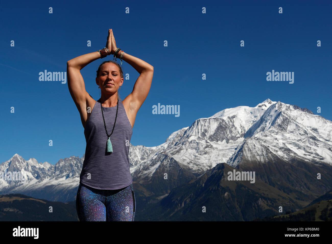 Sulle Alpi francesi. Del massiccio del Monte Bianco. Donna fare yoga meditazione sulla montagna. Saint-Gervais. La Francia. Foto Stock