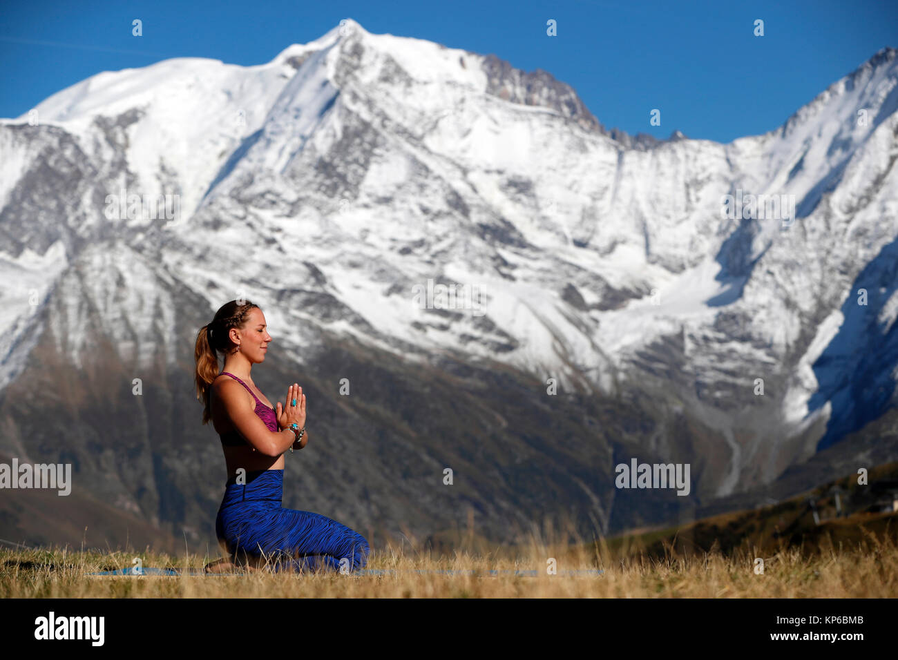 Sulle Alpi francesi. Del massiccio del Monte Bianco. Donna fare yoga meditazione sulla montagna. Saint-Gervais. La Francia. Foto Stock