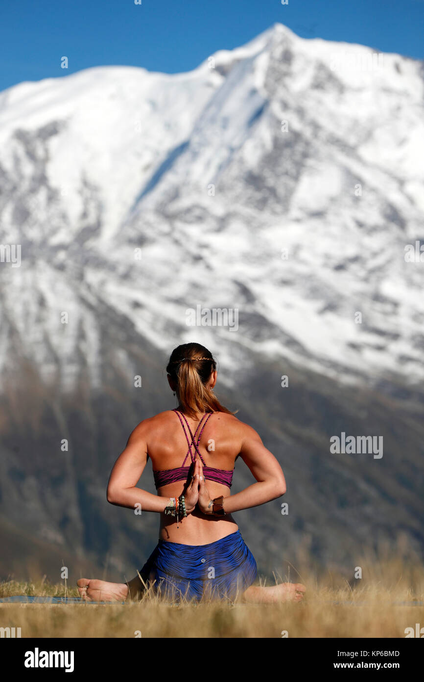 Sulle Alpi francesi. Del massiccio del Monte Bianco. Donna fare yoga meditazione sulla montagna. Saint-Gervais. La Francia. Foto Stock