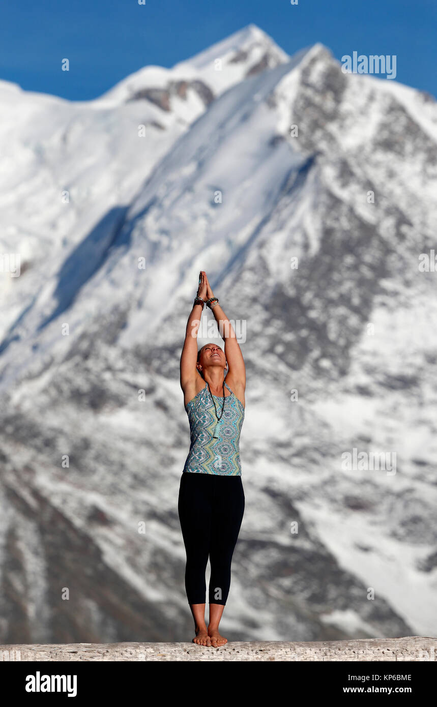 Sulle Alpi francesi. Del massiccio del Monte Bianco. Donna fare yoga meditazione sulla montagna. Saint-Gervais. La Francia. Foto Stock