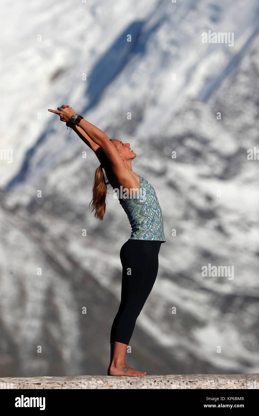 Sulle Alpi francesi. Del massiccio del Monte Bianco. Donna fare yoga meditazione sulla montagna. Saint-Gervais. La Francia. Foto Stock