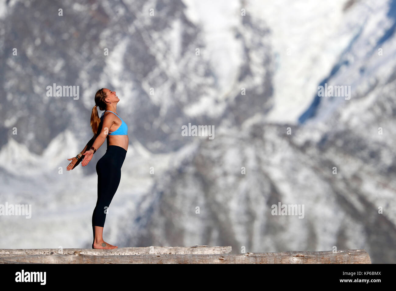 Sulle Alpi francesi. Del massiccio del Monte Bianco. Donna fare yoga meditazione sulla montagna. Saint-Gervais. La Francia. Foto Stock