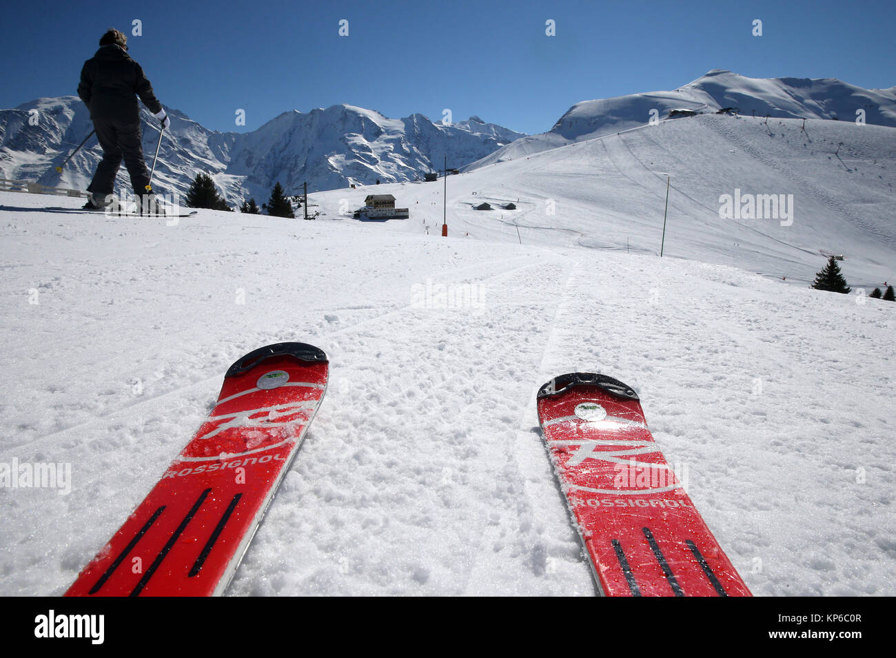 Sulle Alpi francesi. Red coppia di sci nella neve. Foto Stock