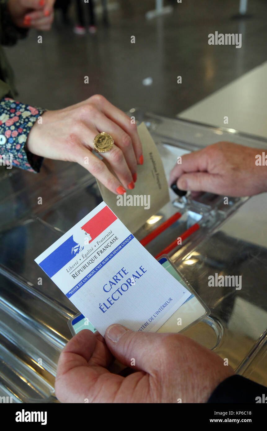 Stand per sondaggi in Francia. Mano la caduta di scrutinio. La Francia. Foto Stock