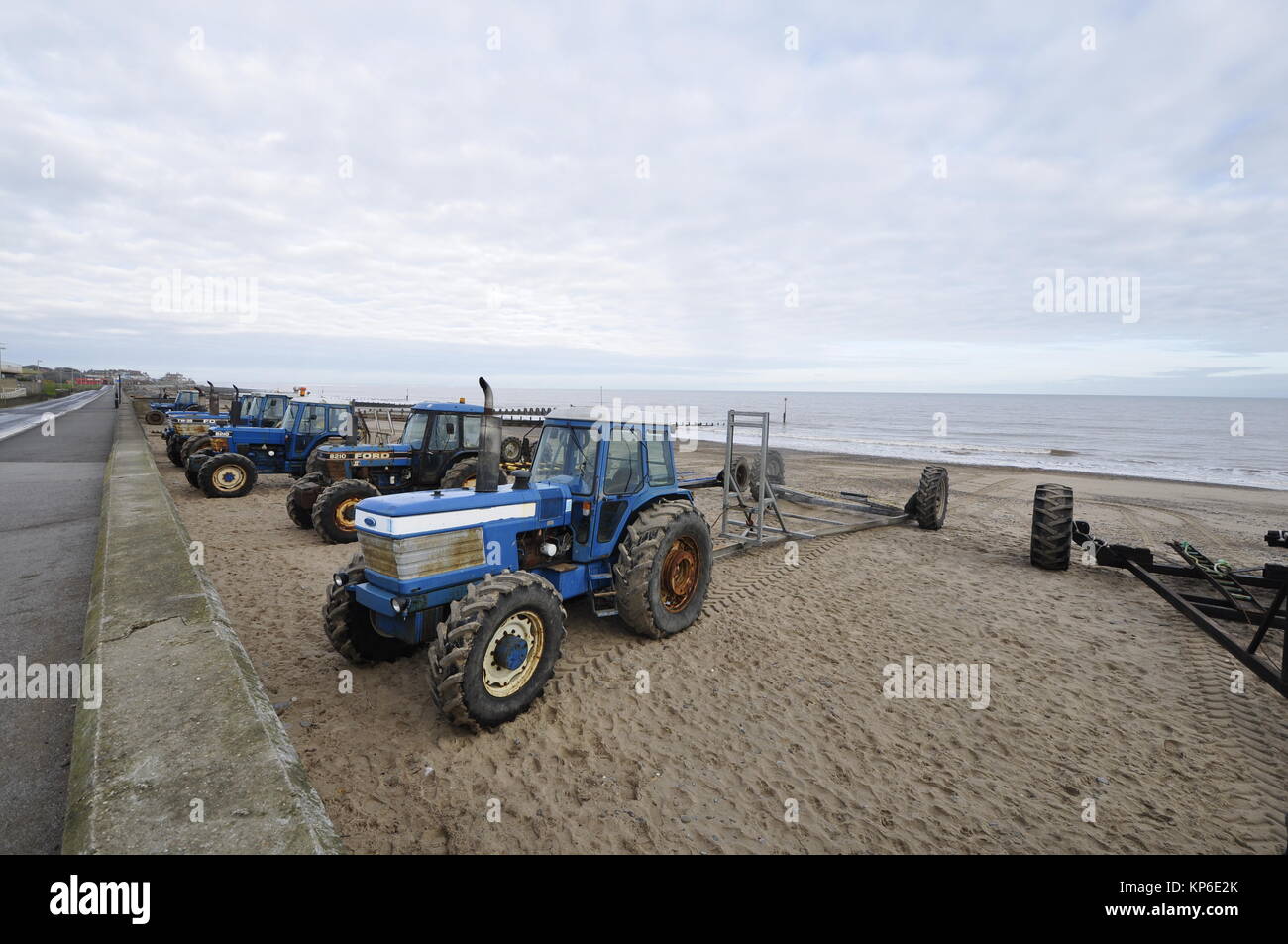 La pesca in barca rimorchi e trattori su Hornsea beach, East Yorkshire, Inghilterra, Regno Unito Foto Stock