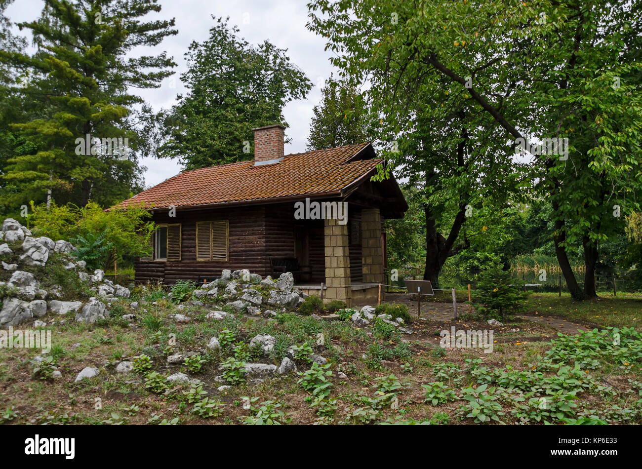 Casa in legno in monumento nazionale di architettura del paesaggio Parco Museo Vrana in tempo ex palazzo reale alla periferia di Sofia, Bulgaria, Europa Foto Stock