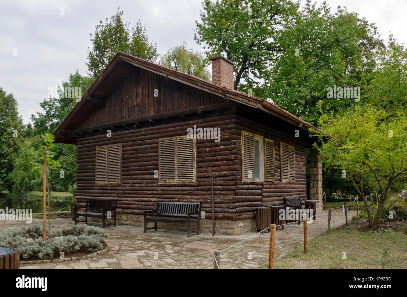 Casa in legno in monumento nazionale di architettura del paesaggio Parco Museo Vrana in tempo ex palazzo reale alla periferia di Sofia, Bulgaria, Europa Foto Stock