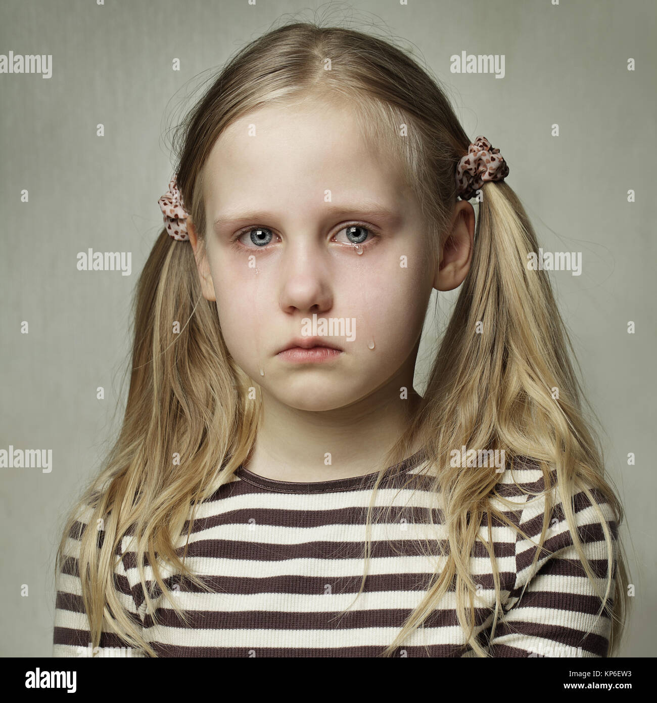 Bambino con lacrime - giovane ragazza piange, arte ritratto Foto Stock