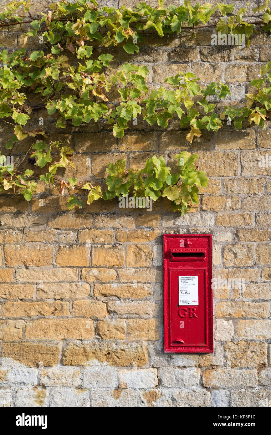 Red post box in un cotswold muro di pietra. Snowshill, Cotswolds, Gloucestershire, Inghilterra Foto Stock