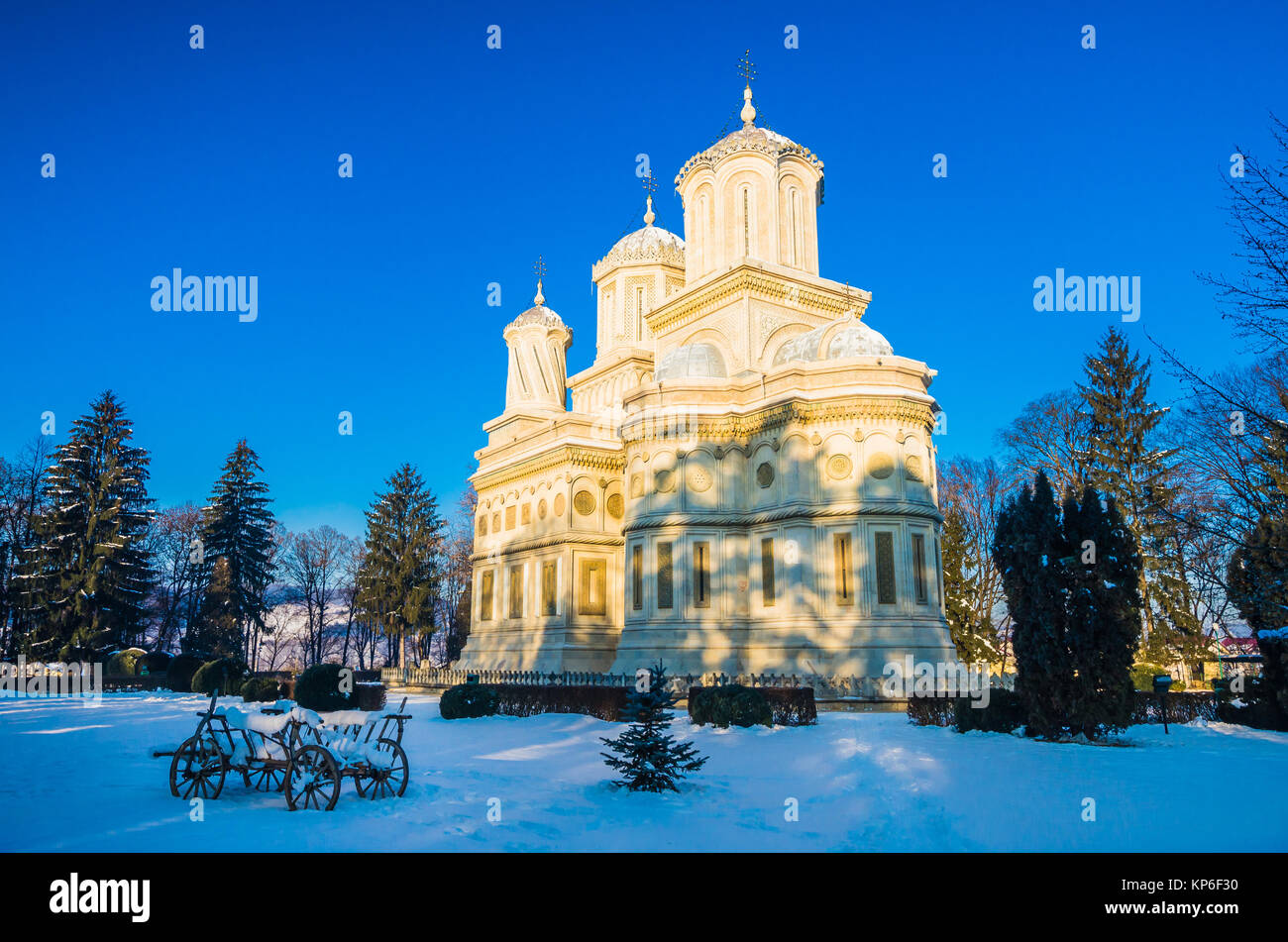 Monastero di Curtea de Arges in inverno, Romania. Monastero di Curtea de Arges è noto a causa della leggenda di architetto Maestro Manole. Foto Stock