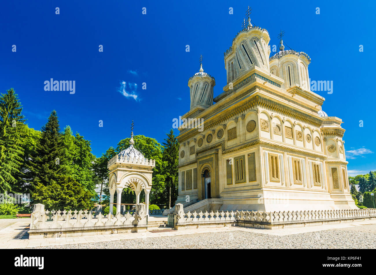 Monastero di Curtea de Arges, Romania. Monastero di Curtea de Arges è noto a causa della leggenda di architetto Maestro Manole. Si tratta di una pietra miliare in Valacchia Foto Stock