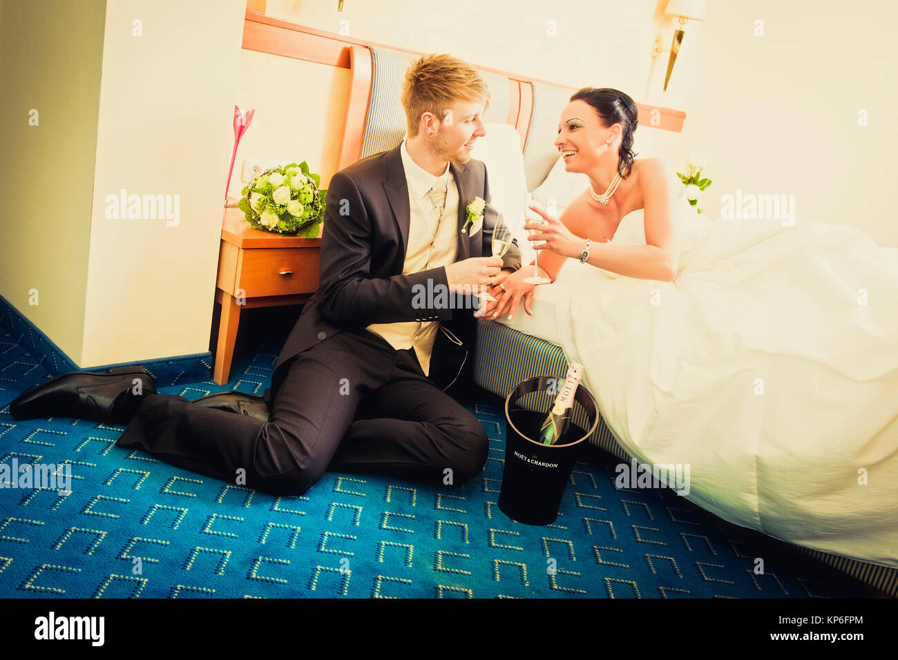 Brautpaar im Hotelzimmer - Matrimonio giovane nella camera di albergo Foto Stock
